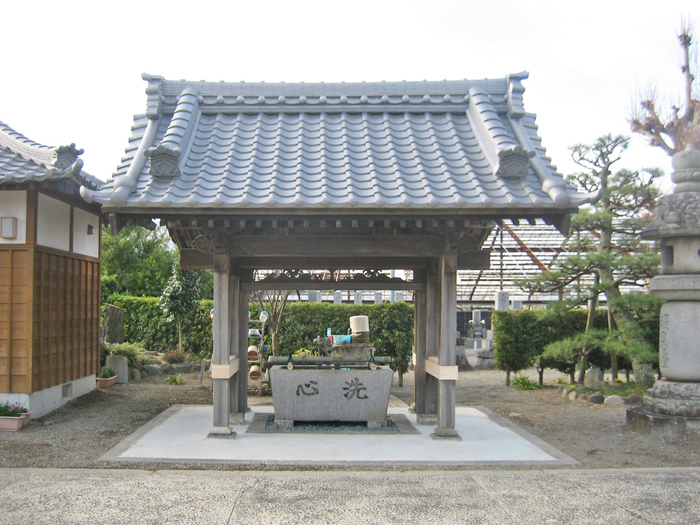 愛知県のお寺で水屋に山門を活かした屋根を設置